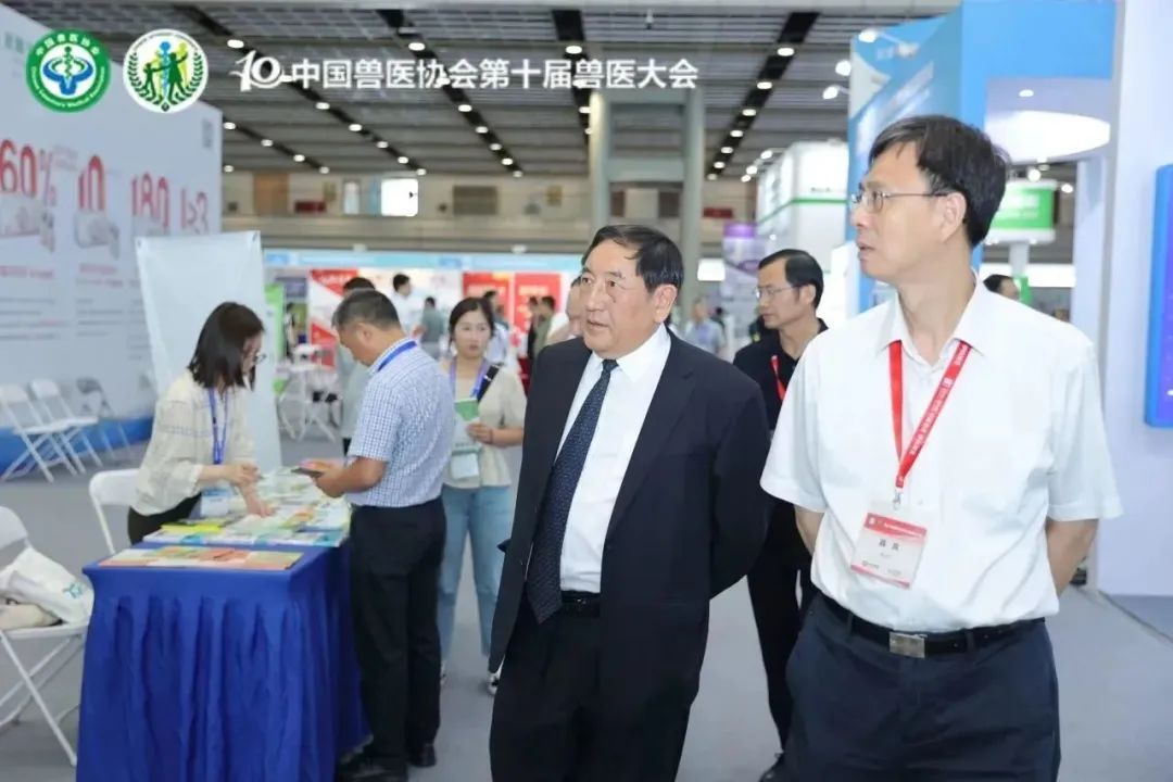 领导参观展览区、活动区
